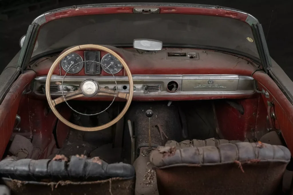 Mercedes 300 SL Roadster ทำไมถึงยังคงมีมูลค่าสูง แม้สภาพไม่สมบูรณ์