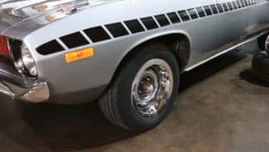 McLaren Orange บน Plymouth Barracuda ล้อรถ