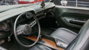McLaren Orange บน Plymouth Barracuda ภายในตัวรถ
