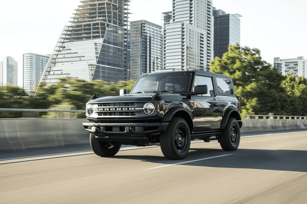 การชะลอการผลิตของ Ford Bronco แสดงถึงความท้าทายที่ต้องเผชิญในตลาดที่ Jeep Wrangler ยังคงครองความเป็นผู้นำ