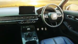 Dodge Challenger ปลอม: Honda Civic ด้านหน้าคนขับ